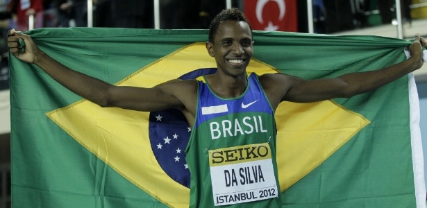 brasileiro-mauro-vinicius-da-silva-comemora-a-medalha-de-ouro-no-salto-em-distancia-1331405909329_615x300
