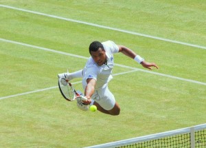 Jo-Wilfried_Tsonga_Wimbledon_2011_jump_volley