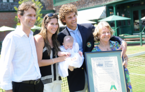 Guga-com-família-Hall-da-fama-560x356