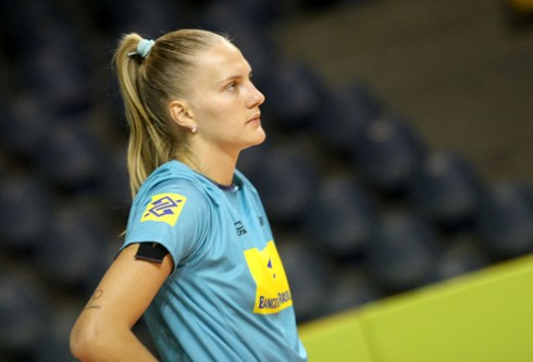 volei_mari_olha_treino_selecao_alexandre_cbv